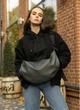 Жіноча сумка хобо Sambag HOBO Dolly графітова з екошкіри велика міська сумка через плече 69042 - зображення 10