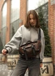 Женская сумка бананка из экокожи поясная городская сумка с 9 отделениями на молнии, коричневая 60487 - изображение 12