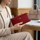 Лакований яскравий гаманець з фактурою під рептилію з натуральної шкіри ST Leather 22715 Червоний - изображение 7