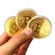 Біткоін сувенірна монета золотий Bitcoin металева монета Біткоін в футлярі крипта - зображення 1