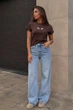 Футболка жіноча шоколадного кольору з принтом Fashion розмір 42-44 (216100) - зображення 1