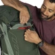 Рюкзак туристичний Osprey Talon 44 л L/XL - чорно-сірий - зображення 6
