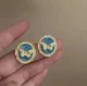 Жіночі сережки заокруглені емальовані декор метелик колір золотистий блакитний - зображення 2