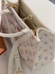 Женская сумка Louis Vuitton OnTheGo Aquarelle Premium Tote бело-лиловый через плечо Луи Виттон - изображение 6