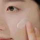 Солнцезащитный крем для выравнивания тона кожи SKIN1004 Madagascar Centella Tone Brightening Tone-up Sunscreen SPF50 (50 ml) - изображение 5