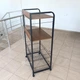 Стелаж пересувний на колесах 4-ярусний 122×64×40 см з полицями та металевими кошиками, підлоговий стелаж-візок з полицями з ЛДСП і металевим каркасом для дому, кімнати та кухні Темний горіх, YM-163-DarkWalnut - зображення 15