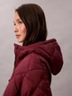 Куртка демисезонная с капюшоном женская Calvin Klein 418639714 XS Бордовая (1159916653) - изображение 5