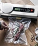 Вакуумный упаковщик с весами 120 Вт для дома 9 рулонов фольги и 5 пакетов Malatec FK-0850 - изображение 1