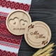 Кругла весільна підставка для обручок "Mr & Mrs", скринька з кришкою, з дерева під замовлення (ПК0057) - зображення 1