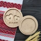 Кругла весільна підставка для обручок "Mr & Mrs", скринька з кришкою, з дерева під замовлення (ПК0057) - зображення 3