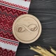 Круглая свадебная подставка для колец с инициалами "Символ бесконечности", из дерева под заказ (ПК0039) - изображение 1