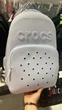 Рюкзак Crocs школьный городской с EVA-передним карманом для джибитсов, водоотталкивающий, светло-серый Atmosphere - изображение 1