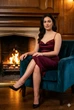 Міді-сукня жіноча з драпірованим вирізом PrettyLittleThing бордова атласна 48 - изображение 2