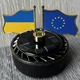 Автомобильный ароматизатор-диффузор “Знамя” на солнечной батарее • Освежитель воздуха в машину с декоративными флагами Украины и ЕС для панели авто 58212 - изображение 2