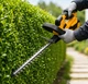 Аккумуляторный кусторез DeWalt DCHT820 36V с двумя аккумуляторами 5Ah, садовые ножницы для подрезки живой изгороди, обрезка веток, декоративных кустов и ухода за садом. - изображение 2