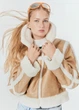 Дубленка из искусственной кожи женская H&M 271161636 XS Коричневый/Белый (2727000090869) - изображение 1
