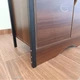 Стелаж книжковий із шафкою 120×90×34 см, підлогова етажерка з полицями ЛДСП та металевим каркасом, органайзер для зберігання книг, документів, декору та речей, меблі у стилі Loft для дому, офісу, кабінету, вітальні й передпокою Темний Горіх, MB-080-Walnut - зображення 5