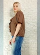 Футболка бавовняна з батистовим воланом коричнева Gioya 17-020 - L-XL - коричневий - зображення 3