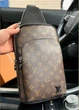 Чоловіча нагрудна сумка Louis Vuitton Avenue коричнева - зображення 1