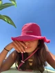 Панама Jacquemus малинового цвета на объем головы 54-58 см, повседневная розовая панама с шейным шнурком - изображение 5