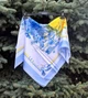 Шелковый платок с патриотическим принтом белый с голубыми и желтыми цветами патриотическая Украина 010 - изображение 3