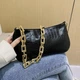 Женская классическая сумка багет на толстой золотой цепочке рептилия черная - изображение 4