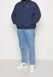Куртка-бомбер чоловічий Tommy Jeans Plus Bomber Jacket 2XL синя - изображение 4