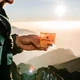 Грелка для рук Lifesystems Reusable Hand Warmer гелевая многоразовая до 54°C 45 минут компактная - изображение 7