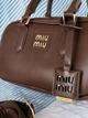 Элегантная женская кожаная сумка MiuMiu коричневая (96665) - изображение 2