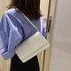 Женская классическая сумка белая молочная 5600 багет через плечо клатч на короткой ручке - изображение 3