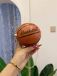 Жіноча кругла сумка маленька 10407 BASKETBALL м'яч на ланцюжку коричнева - зображення 2