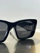 Солнцезащитные очки Prada SPR08 1AB-5S0 - черная прямоугольная оправа, темная линза, логотип Prada, женские, - изображение 3