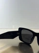 Солнцезащитные очки Prada SPR08 1AB-5S0 - черная прямоугольная оправа, темная линза, логотип Prada, женские, - изображение 4