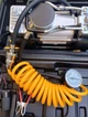 Автокомпрессор автомобильный 12V двухцилиндровый с манометром в кейсе воздушный компрессор для накачки шин - изображение 5