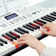 Meirkergr MK-2100 White Smart Version + Stand, интеллектуальная 61-клавишная клавиатура с подсветкой, многофункциональная электронная клавиатура, возможность подключения микрофона, наушников, USB-накопителя, мобильного телефона, планшет с подставкой. - изображение 2
