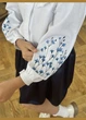 Святкова шкільна блузка для дівчинки біла з синьою вишивкою, зріст 146 - зображення 2
