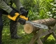 Цепная пила Electric Saw DT 1291 с двумя аккумуляторами 16 дюймов 406 см желтая для сада и заготовки дров мощный автономный инструмент для быстрой распиловки толстых веток и стволов деревьев с эргономичной конструкцией и двумя рукоятками - изображение 5