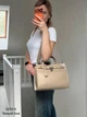 Классическая повседневная кожаная женская сумка 32х25х13 прямоугольная на молнии из экокожи с короткими ручками и длинным ремнем на плечо и через плечо офисная бежевая - изображение 6
