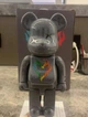 Статуетка Bearbrick LOVE & PEACE roarguns 20th Anniversary Model 400% 28см - изображение 1