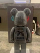 Статуетка Bearbrick LOVE & PEACE roarguns 20th Anniversary Model 400% 28см - изображение 2