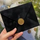Конверт оксамитовий без підкладки 15 х 11 см з печаткою та клейкою застібкою чорний - изображение 3