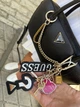 Сумка жіноча Guess крос-боді через плече чорна з ручками та підвісками - изображение 8