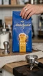 Кофе зерновой Ambassador Crema 1010 г в зернах арабика робуста купаж темной обжарки кофеиновый для кофемашины эспрессо капучино латте заваривания шоколадно орехового медового вкуса - изображение 9