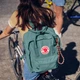 Рюкзак FJALLRAVEN, вместительный школьный рюкзак, для ежедневных поездок, 23510-664, цвет «морозно-зеленый», 16 л. - изображение 11