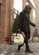 Жіноча сумка Sambag HOBO Bag-glove з внутрішніми кишенями та утепленими боковими кишенями з тканини молочна - зображення 7