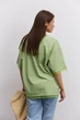 Женская oversize футболка зеленая с кружевом внизу и на рукавах Arjen 35566, размер универсальный - изображение 5