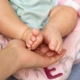 Реалістична лялька Reborn Baby Doll Millie 50 см — вініл-силіконова дівчинка з кучерявим волоссям та аксесуарами (RB082) - изображение 2