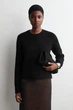 Джемпер жіночий COS merino wool crew-neck jumper 1302149002 М Чорний - изображение 1