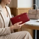 Лакированный яркий кошелек с фактурой под рептилию из натуральной кожи ST Leather 22715 Красный - изображение 2