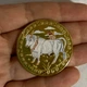 Монета знак зодиака Телец в пластиковом кейсе золотистый 4 см - изображение 2